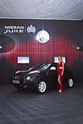 Girl che affianca la Nissan Juke Ministry of Sound al MIAS Moscow International Automobile Salon 2012