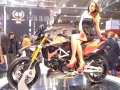 Girl su moto Aprilia Dorsoduro 1200 My2012 al Motodays 2012 presso la Fiera di Roma