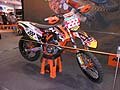 Moto KTM del cinque volte campione del mondo di Motocross, Tony Cairoli, accompagnato dalla ormai celebre Moto KTM numero 222