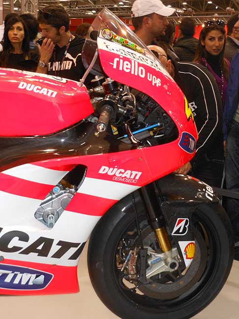 Ducati - Duvati Desmosedici GP11 dettaglio anteriore 