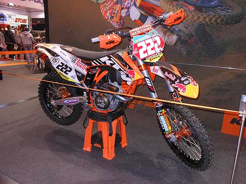KYM - Moto KTM del cinque volte campione del mondo di Motocross, Tony Cairoli, accompagnato dalla ormai celebre Moto KTM numero 222
