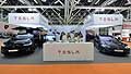 Stand Tesla e hostess al Motor Show 2016 di Bologna con la Tesla Model X e la berlina elettrica Tesla Model S