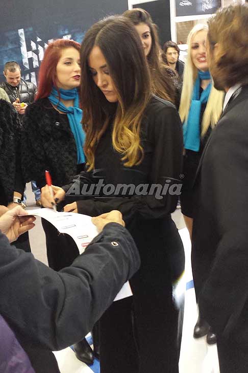 Vip al Motor Show 2016 - Giorgia Palmas ex velina firma autografi al Motor Show 2016