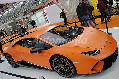 Lamborghini - La sportiva Huracan Performante ha un look dinamico abbinato ad un know how tecnologico evoluto