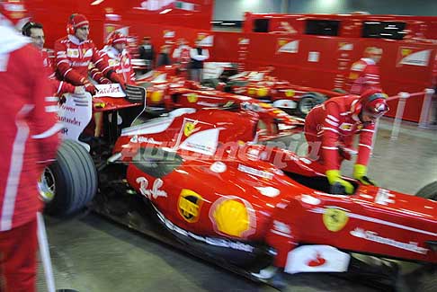 Ferrari - Uomini ferrari portano in pista la F60 - Area Paddock al Motor Show 2017