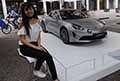 Alpine A110 Legende GT e girl che affiancano la supersportiva al Motor Valley Fest 2021 a Modena esposizione allaperto in Piazza Matteotti