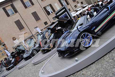 Lo Show Pagani al Motor Vally Fest - Panoramica supercar Pagani esposte in Piazza Grande per la Kermess di Modena del Motor Vally Fest 2021