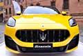 Maserati Grecale calandra di colore giallo Modena in bella mostra in Piazza XX Settembre al Motor Valley Fest 2022