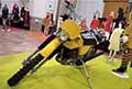 Motocross al Moda Motori Design idea di Sonia Veroni: gli anni '70, contraddistinti dal colore giallo, ci porteranno in un mondo di eccessi e contrasti, dallesposizione dellindividualit ai primi capi unisex.