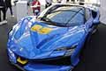 Ferrari SF90 XX Spider azzurro e giallo con i colori di Modena esposta al Palazzo Ducale presso Accademia Militare per il Motor Valley Fest 2024
