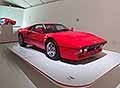 Ferrari GTO al Museo Enzo Ferrari supercar del 1984. La prima auto stradale in serie limitata, utilizzata per le corse. Scopri la Ferrari GTO rosso fiammante. Non perdere le foto!