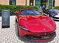 Ferrari Roma Spider con motore V8 a 90 biturbo area esterna al Museo Ferrari di Modena 2025. Scopri tutti i dettagli!