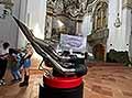 Ixoost Artistic Audio presenta il sistema XiLO con 5 diffusori frontali, un impianto Hi-Fi ad alte prestazioni ispirato al design italiano dellauto. Linstallazione  esposta nella suggestiva Chiesa San Carlo a Modena.