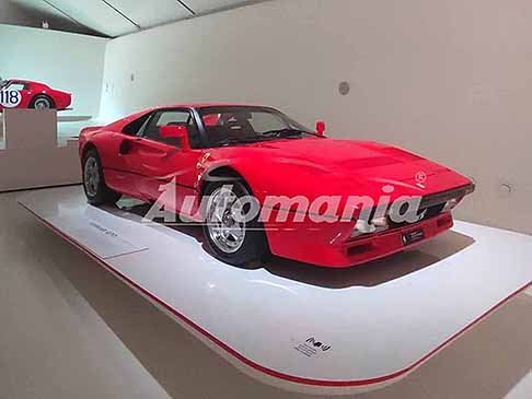 Ferrari - Ferrari GTO al Museo Enzo Ferrari supercar del 1984. La prima auto stradale in serie limitata, utilizzata per le corse. Scopri la Ferrari GTO rosso fiammante. Non perdere le foto!