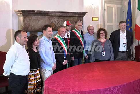 Antonio Giovinazzi - Antonio Giovinazzi, autorita locali e organizzatori al Trofeo Lorenzo Bandini 2019 a Brisighella