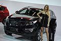 Hostess vicino alla vettura Kia Sportage high-power 184 CV