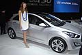 Ragazza che affianca la vettura Hyundai nuova i30 al Motor Show di Bologna 2011