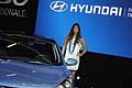 Ragazza che affianca la Hyundai i30 anteprima italian per il motorshow di Bologna