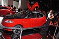 Laterale vettura Lancia Ypsilon Black&Red e ragazza al Motor Show 2011