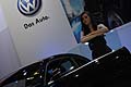 Hostess che affianca il mitico Volkswagen Maggiolino al Motor Show di Bologna 2011