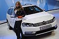 Hostess che affianca la Volkswagen Passat Alltrack al Bologna Motor Show
