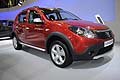 Profilo laterale e anteriore dell'auto Dacia Sandero Stepway nella colorazione rossa al Motor Show 2011 di Bologna. La Dacia Sandero Stepway  disponibile con motori Turbo GPL, benzina e diesel fino a 100 Cavalli