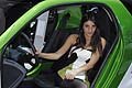 Ragazza nella Smart EV auto elettrica al Motor Show di Bologna 2011