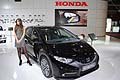 Honda Civic nera affiancata dalla ragazza al Motor Show di Bologna 2011