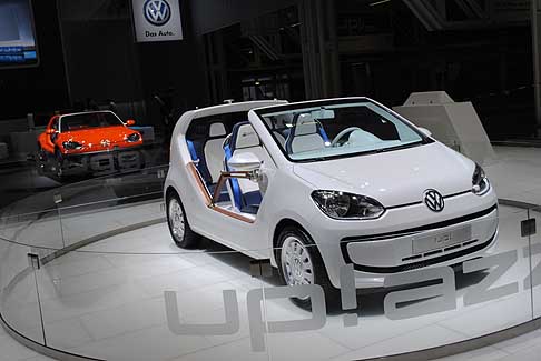 Volkswagen - Volkswagen Up! Azzurra Concept sullo sfondo la Volkswagen Buggy Up! arancione