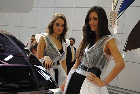 BlowCar - Ragazze che affincavano il concept car BlowCar al Motor Show di Bologna