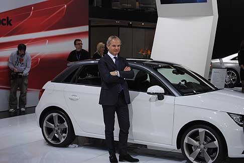 Audi - Manager Audi vicino alla vettura Audi A1 Sportback
