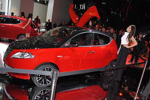 Lancia - Laterale vettura Lancia Ypsilon Black&Red e ragazza al Motor Show 2011