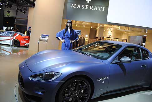 Maserati - Le pinze freno sono in alluminio lucidato a mano e risaltano sotto i cerchi da 20 pollici, mentre le minigonne, verniciate in nero opaco come i proiettori anteriori, regalano un aspetto pi aggressivo. 