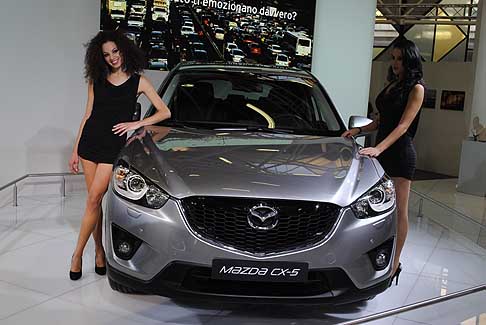 Mazda - Maxda CX-5 e ragazze. Le unit utilizzano le tecnologie SkyActiv, che riducono sensibilmente emissioni e consumi, grazie, anche alla presenza dei dispositivi Start&Stop e alle trasmissioni manuale SKYACTIV-MT a sei marce o automatica SKYACTIV-DRIVE a sei 