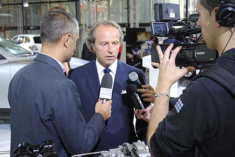 Mazda - Interviste al presidente della Fiorentina Andrea Della Valle. Derivato dalla concept Minagi, il veicolo aspira ad entrare, come protagonista, in un segmento dove la compattezza  una qualit non trascurabile.