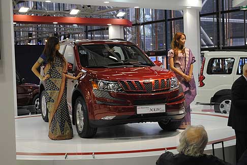 Mahindra - Le ragazze dello Stand Mahindra che affincano il nuovo suv Mahindra XUV500