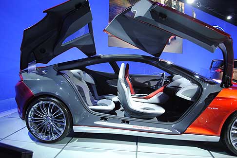 Ford - Inverni della vettura futuristica Ford Evos concept al Bologna Motor Show