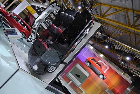 Fiat - Struttura suggestiva per gli interni della Fiat Nuova Panda sullo sfondo domina anche una vecchia Fiat Panda