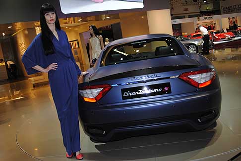 Maserati - Gli interni, curatissimi, in puro stile Maserati, offrono una sintesi perfetta di stile e sportivit, espressa da elementi comuni con la versione MC Stradale.
