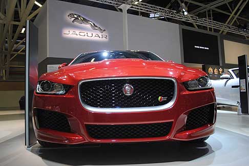 Jaguar - Linnovativa Jaguar XE e lintrigante F-TYPE R sono sportive in grado di regalare il massimo piacere di guida anche in condizioni stradali non ideali.