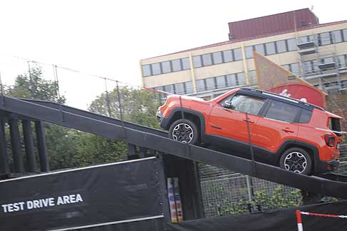 Jeep - Jeep Renegade lostacolo pi impegnativo  il ponte dove si sale con una pendenza del 22% su unaltezza di quasi 5 m