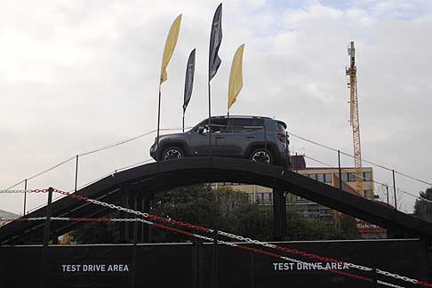 Jeep - Jeep Renegade test drive al Motor Show saluta sul ponte