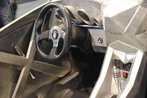 Filandi - Sotto la pelle di questa sportiva made in Italy pulsa un potente motore 5 litri da 340 CV, di derivazione Mercedes