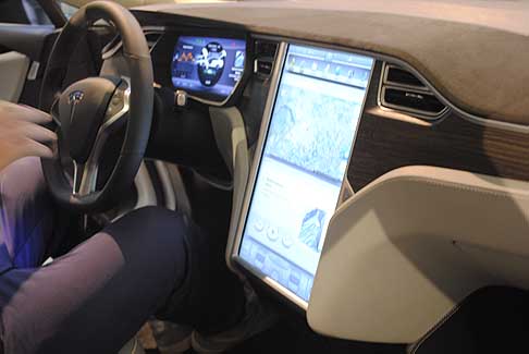 eV Now! - Tesla Model S con grande display centale esposta la Motor Show 2014