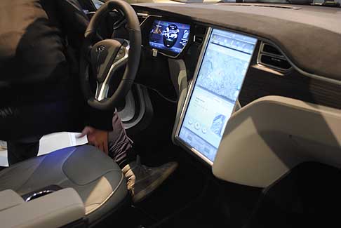 eV Now! - Tesla Model S interni vettura esposta dalle associazioni eV Now! e Gai (Gruppo dacquisto ibrido)