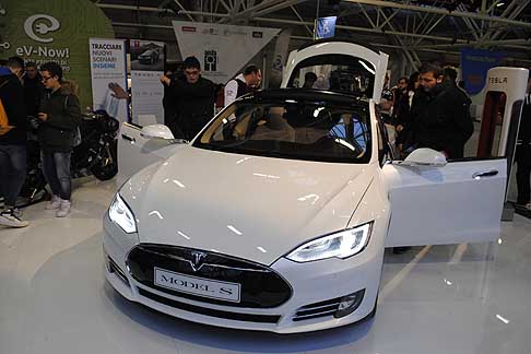 eV Now! - Tesla Model S supercar elettrica esposta dal GAI al Motor Show di Bologna 2014 