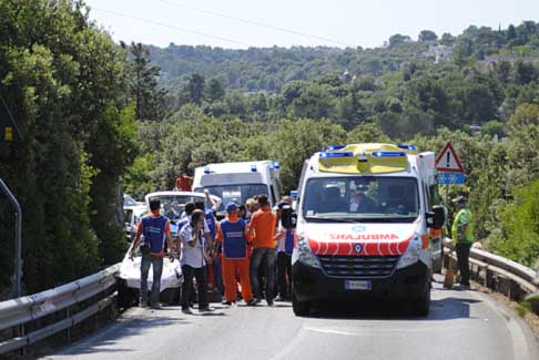 Coppa Fasano Selva 2013 - Crash di Natale Ruggiero primi soccorsi per estrarre il pilota dalla vettura alla Coppa Fasano Selva 2013