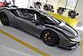Ferrari SF90 Stradale profilo laterale in bella mostra allOfficina Alfredo Ferrari a Modena
