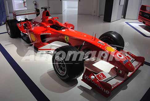 Museo Enzo Ferrari  - Monoposto Formula One con la Ferrari F2003 GA dedicata alla perdita di Gianni Agnelli al Museo Casa Enzo Ferrari di Modena