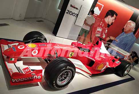 Museo Enzo Ferrari - Monoposto Formula 1 Ferrari F2003 GA esposta allOfficina Alfonso Ferrari con la gigantografia di Gianni Agnelli che parla con Michael Schumacher del 1997 al Museo Ferrari di Modena